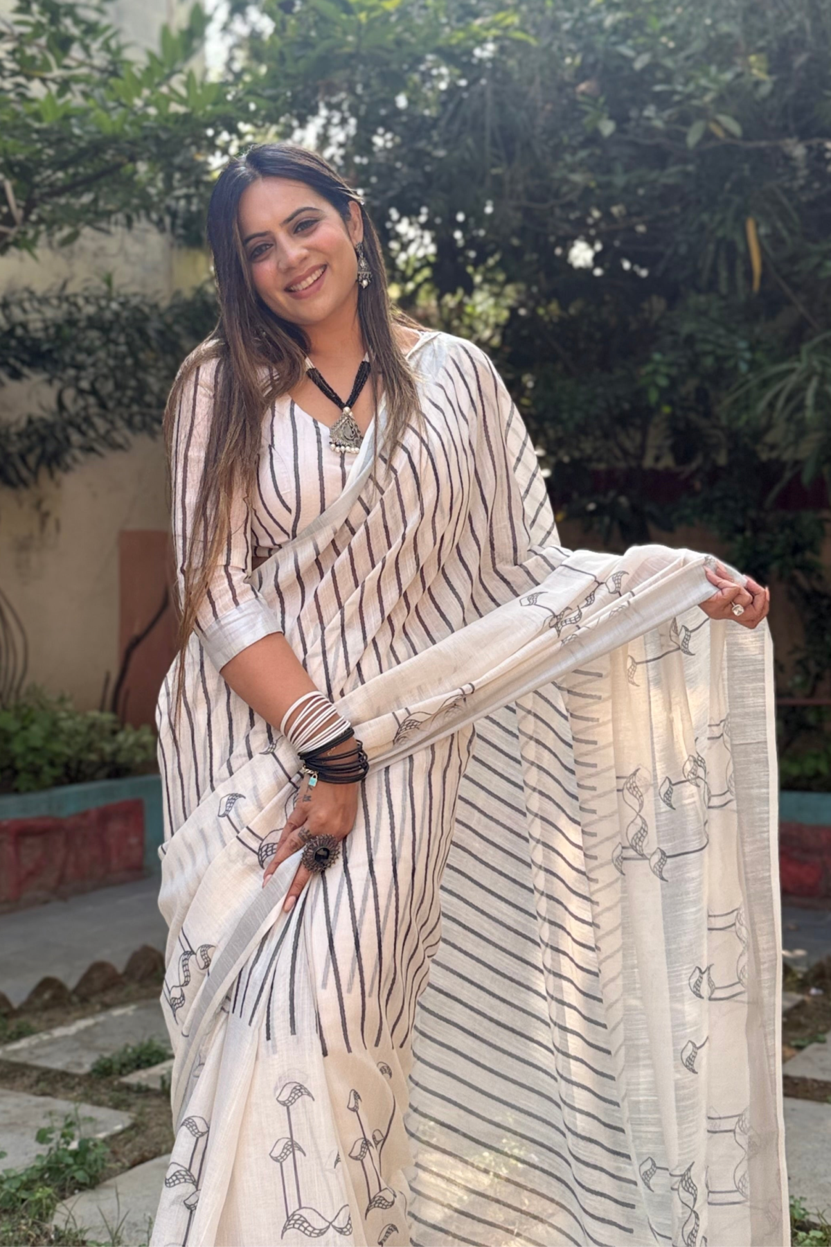 Elegant Off-White Pure Linen Digital Printed Saree with Striped Design and Unique Black Motif Pallu ? Comes with Blouse Piece and Tassels