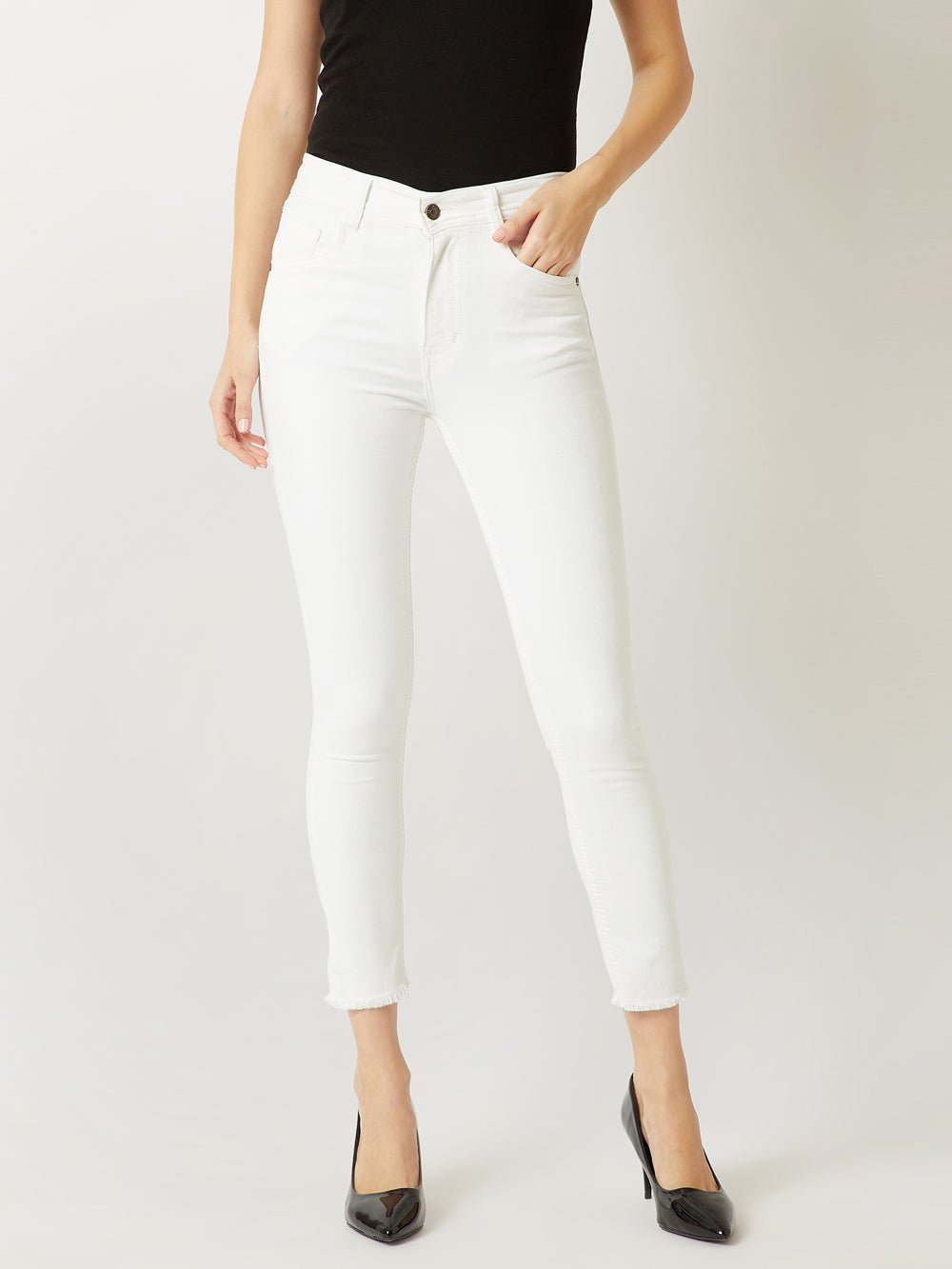 Bringing up cropped skinny fit jeans